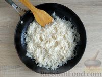 Фото приготовления рецепта: Рис с куриным фаршем и омлетом (на сковороде) - шаг №11