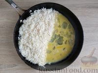 Фото приготовления рецепта: Рис с куриным фаршем и омлетом (на сковороде) - шаг №14