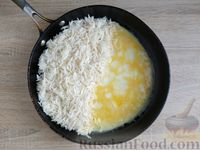 Фото приготовления рецепта: Рис с куриным фаршем и омлетом (на сковороде) - шаг №15