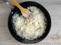 Фото приготовления рецепта: Рис с куриным фаршем и омлетом (на сковороде) - шаг №17