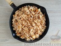 Фото приготовления рецепта: Рис с куриным фаршем и омлетом (на сковороде) - шаг №19