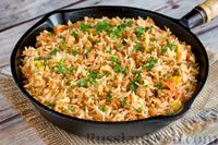 Фото приготовления рецепта: Рис с куриным фаршем и омлетом (на сковороде) - шаг №20