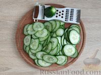 Фото приготовления рецепта: Огуречный салат с красным луком и укропом - шаг №4