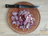 Фото приготовления рецепта: Огуречный салат с красным луком и укропом - шаг №5