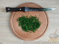 Фото приготовления рецепта: Огуречный салат с красным луком и укропом - шаг №6