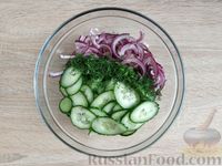 Фото приготовления рецепта: Огуречный салат с красным луком и укропом - шаг №7