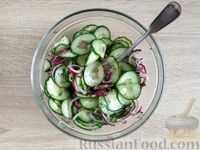 Фото приготовления рецепта: Огуречный салат с красным луком и укропом - шаг №8