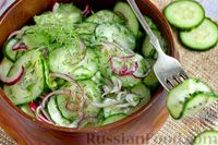Фото приготовления рецепта: Огуречный салат с красным луком и укропом - шаг №9