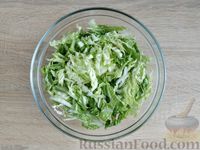 Фото приготовления рецепта: Салат с авокадо, огурцами и пекинской капустой - шаг №3