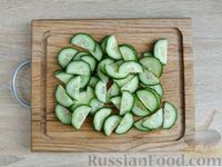 Фото приготовления рецепта: Салат с авокадо, огурцами и пекинской капустой - шаг №4