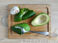 Фото приготовления рецепта: Салат с авокадо, огурцами и пекинской капустой - шаг №7