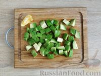 Фото приготовления рецепта: Салат с авокадо, огурцами и пекинской капустой - шаг №8