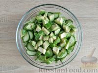 Фото приготовления рецепта: Салат с авокадо, огурцами и пекинской капустой - шаг №9