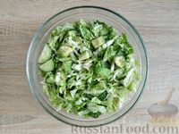 Фото приготовления рецепта: Салат с авокадо, огурцами и пекинской капустой - шаг №11