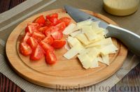 Фото приготовления рецепта: Салат "Цезарь" с курицей и помидорами - шаг №12