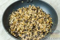 Фото приготовления рецепта: Куриный рулет с грибами, беконом и сыром - шаг №5