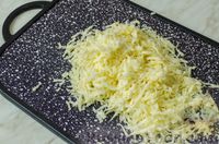 Фото приготовления рецепта: Куриный рулет с грибами, беконом и сыром - шаг №9