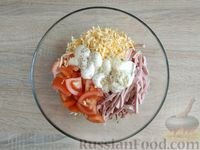 Фото приготовления рецепта: Салат из пекинской капусты, с помидорами, сыром и колбасой - шаг №9