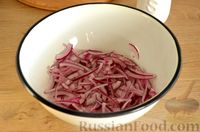 Фото приготовления рецепта: Салат с тунцом, огурцом и маринованным луком - шаг №4