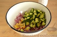 Фото приготовления рецепта: Салат с тунцом, огурцом и маринованным луком - шаг №6