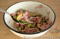 Фото приготовления рецепта: Салат с тунцом, огурцом и маринованным луком - шаг №9