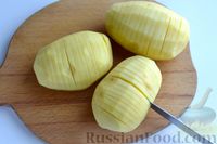 Фото приготовления рецепта: Картошка-гармошка, запечённая с помидорами и сыром - шаг №2