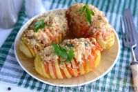 Фото приготовления рецепта: Картошка-гармошка, запечённая с помидорами и сыром - шаг №11