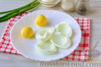 Фото приготовления рецепта: Слоёный салат с тунцом, картофелем, сыром и яйцами - шаг №3