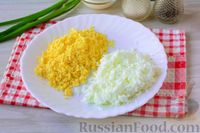 Фото приготовления рецепта: Слоёный салат с тунцом, картофелем, сыром и яйцами - шаг №4