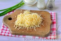 Фото приготовления рецепта: Слоёный салат с тунцом, картофелем, сыром и яйцами - шаг №5