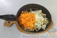 Фото приготовления рецепта: Сырный суп с шампиньонами и вермишелью - шаг №3