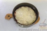 Фото приготовления рецепта: Слоёный тарт-перевёртыш со свёклой, луком и сыром фета - шаг №9