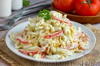 Фото к рецепту: Салат из кальмаров с помидорами и сыром