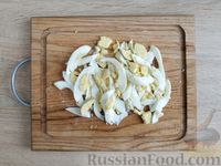 Фото приготовления рецепта: Салат из кальмаров с помидорами и сыром - шаг №11