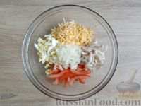 Фото приготовления рецепта: Салат из кальмаров с помидорами и сыром - шаг №13