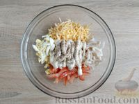 Фото приготовления рецепта: Салат из кальмаров с помидорами и сыром - шаг №14