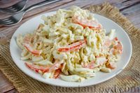 Фото приготовления рецепта: Салат из кальмаров с помидорами и сыром - шаг №16