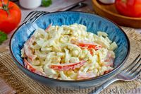 Фото приготовления рецепта: Салат из кальмаров с помидорами и сыром - шаг №18