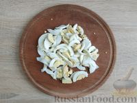 Фото приготовления рецепта: Салат из кальмаров, яиц и сыра - шаг №6