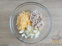 Фото приготовления рецепта: Салат из кальмаров, яиц и сыра - шаг №8