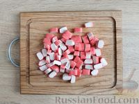 Фото приготовления рецепта: Салат из крабовых палочек, консервированной фасоли и сладкого перца - шаг №4
