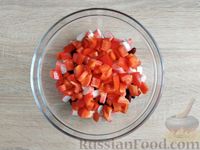 Фото приготовления рецепта: Салат из крабовых палочек, консервированной фасоли и сладкого перца - шаг №7