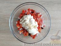 Фото приготовления рецепта: Салат из крабовых палочек, консервированной фасоли и сладкого перца - шаг №8