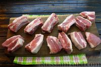 Фото приготовления рецепта: Свиные рёбрышки, запечённые в томатном соусе с вином - шаг №2