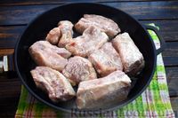 Фото приготовления рецепта: Свиные рёбрышки, запечённые в томатном соусе с вином - шаг №5