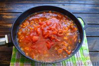 Фото приготовления рецепта: Свиные рёбрышки, запечённые в томатном соусе с вином - шаг №15