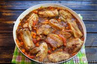 Фото приготовления рецепта: Свиные рёбрышки, запечённые в томатном соусе с вином - шаг №19