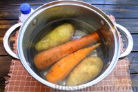 Фото приготовления рецепта: Слоёный салат с редькой, картофелем, морковью, яблоком и варёным яйцом - шаг №2