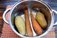 Фото приготовления рецепта: Слоёный салат с редькой, картофелем, морковью, яблоком и варёным яйцом - шаг №3
