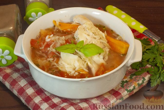 Томленный суп с капустой, курицей и томатами в мультиварке